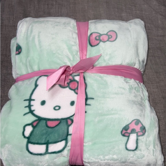 Hello Kitty blanket - Picture 2 of 3
